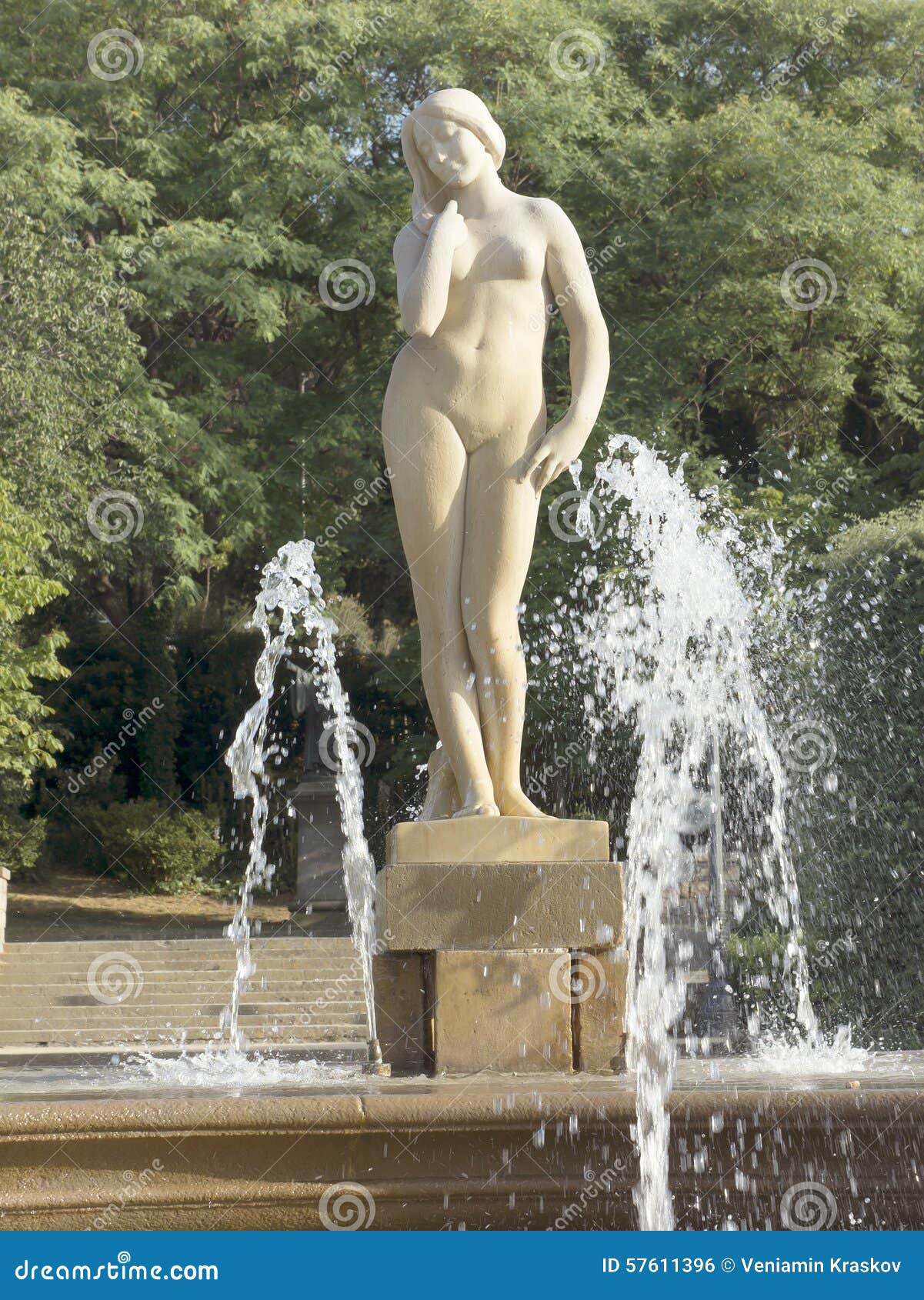 Femme nu fontaine