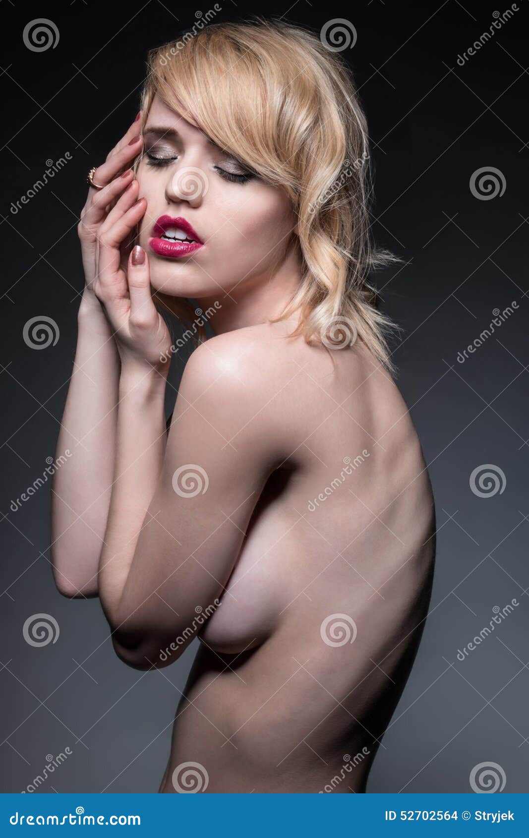 Femme Nue Mince Sensuelle Touchant Son Visage Photo stock image