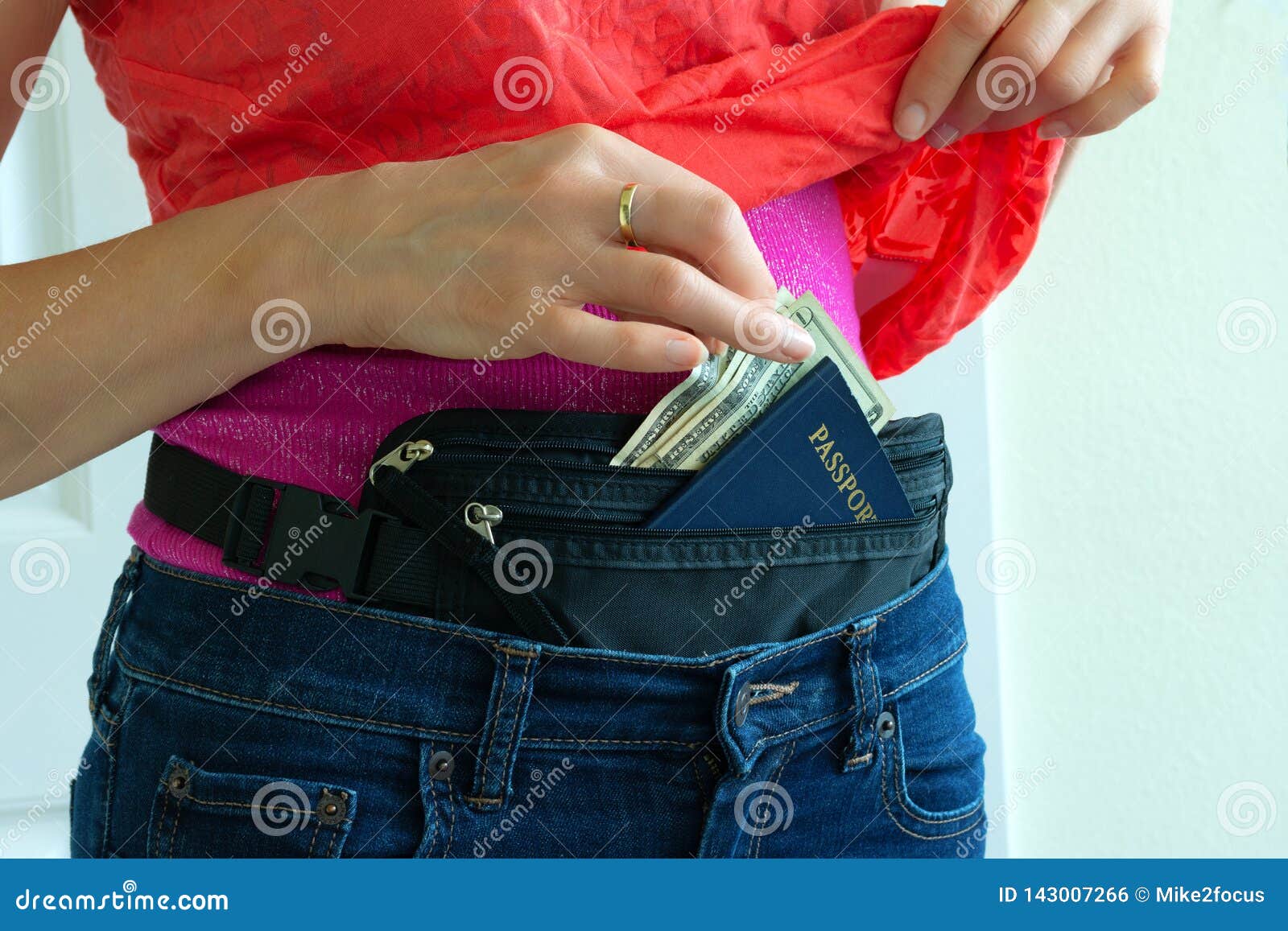 Femme Obtenant L'argent Liquide Et Le Passeport De La Ceinture D'argent  Cachée De Voyage Photo stock - Image du cartes, sécurité: 143007266