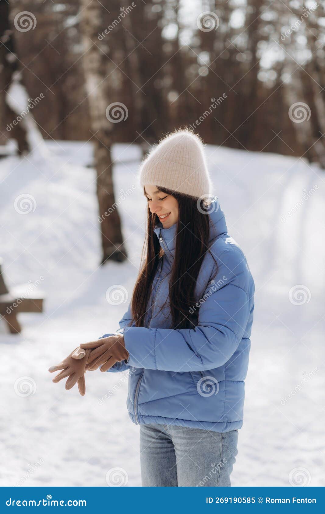 Femme Dans Des Vêtements D'hiver Et Des Gants Blancs, Boire Du Thé