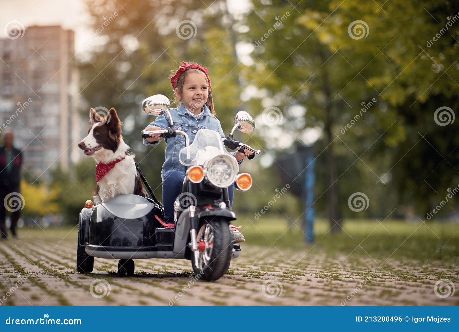 Belle Petite Fille S'amuser Sur Sa Moto Jouet