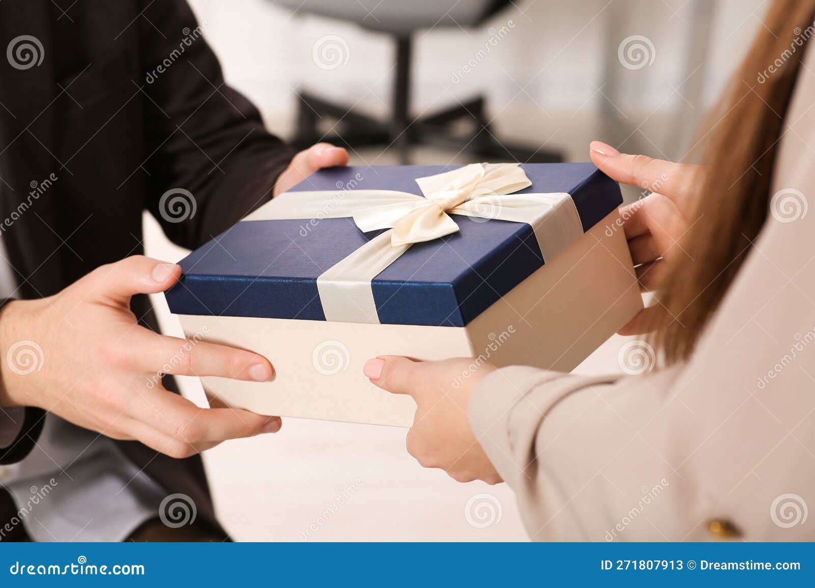 Femme Présentant Une Boîte Cadeau à Son Collègue En Bureau Closeuse Image  stock - Image du cadeau, affaires: 271807913