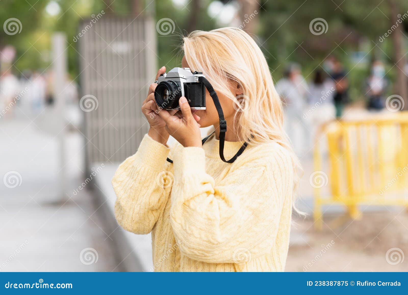 Femme Prenant Une Photo Avec Un Appareil Photo Dans La Rue Image stock -  Image du adulte, extérieur: 238387875