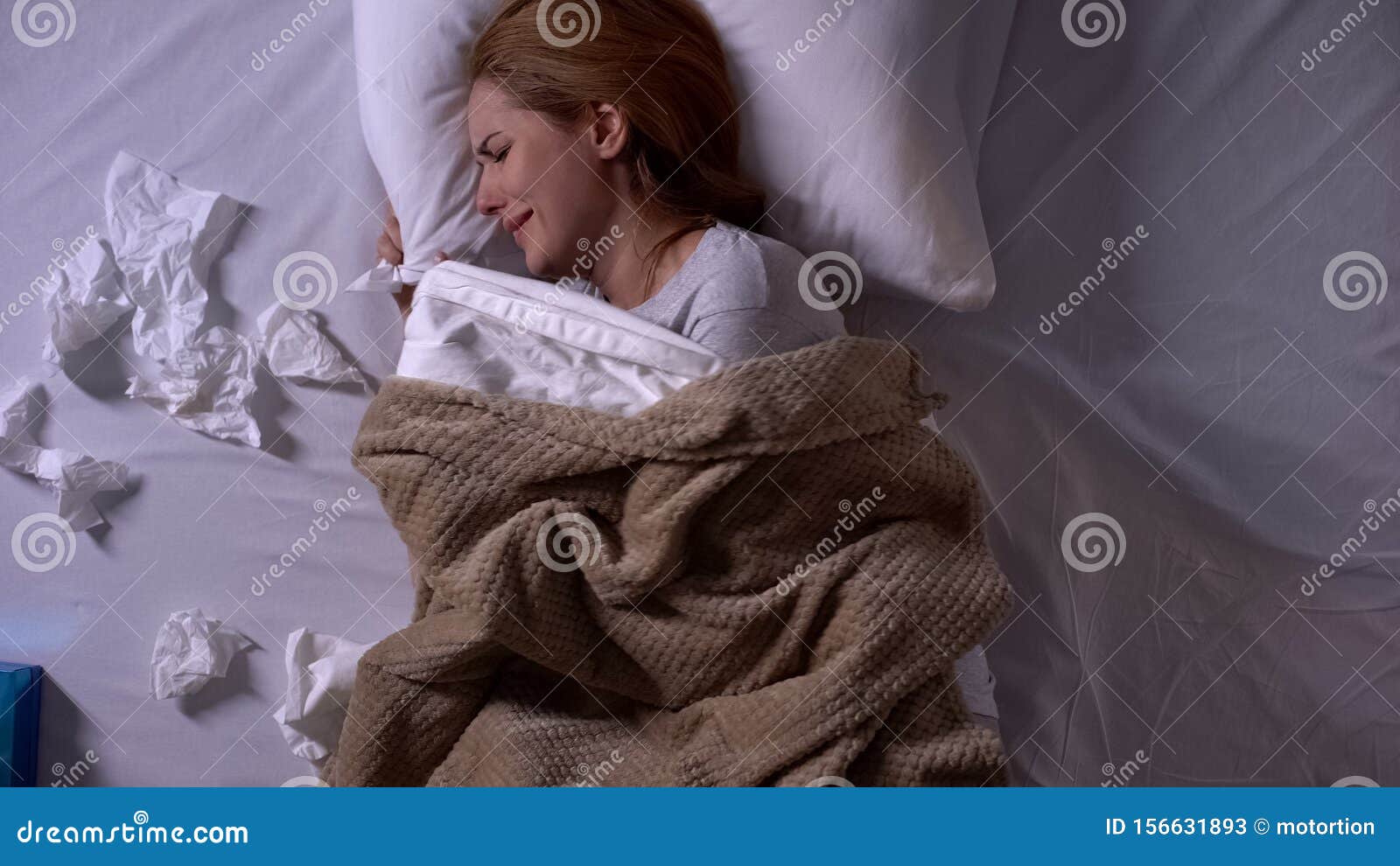Femme Qui Pleure Allongee Dans Son Lit Avec Un Oreiller Beaucoup De Tissus A Cote Difficulte A Vivre Image Stock Image Du Desespoir Insomnie