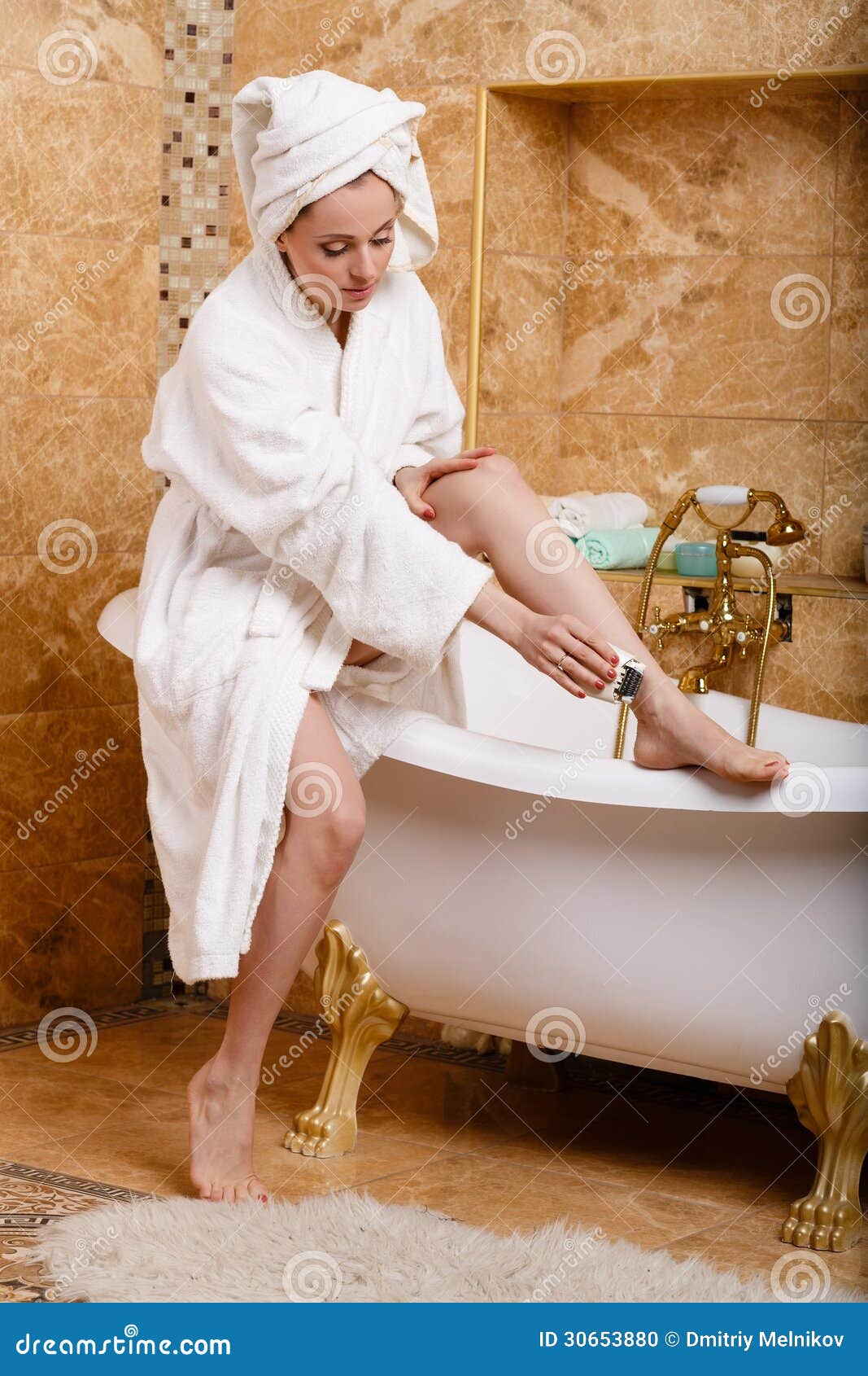 Жены после ванной. Девушка в халате в ванной. Женщина в халате в ванной. Женщина в полотенце. Халат в ванной комнате.