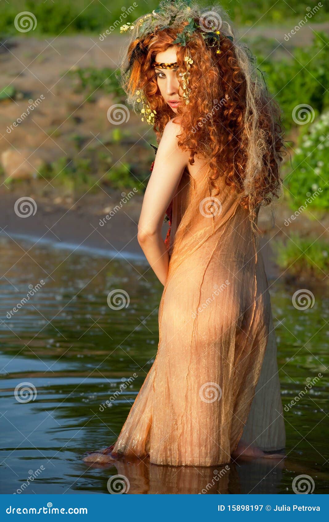 femme robe transparente