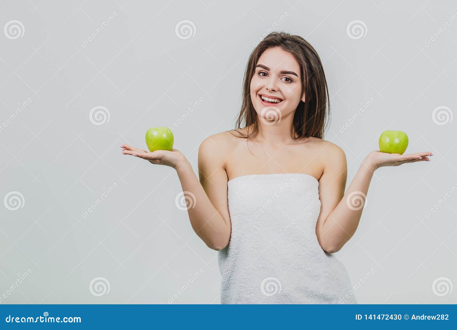 Femme Riante Drôle Tenant Deux Pommes Vertes Dans Ses Yeux