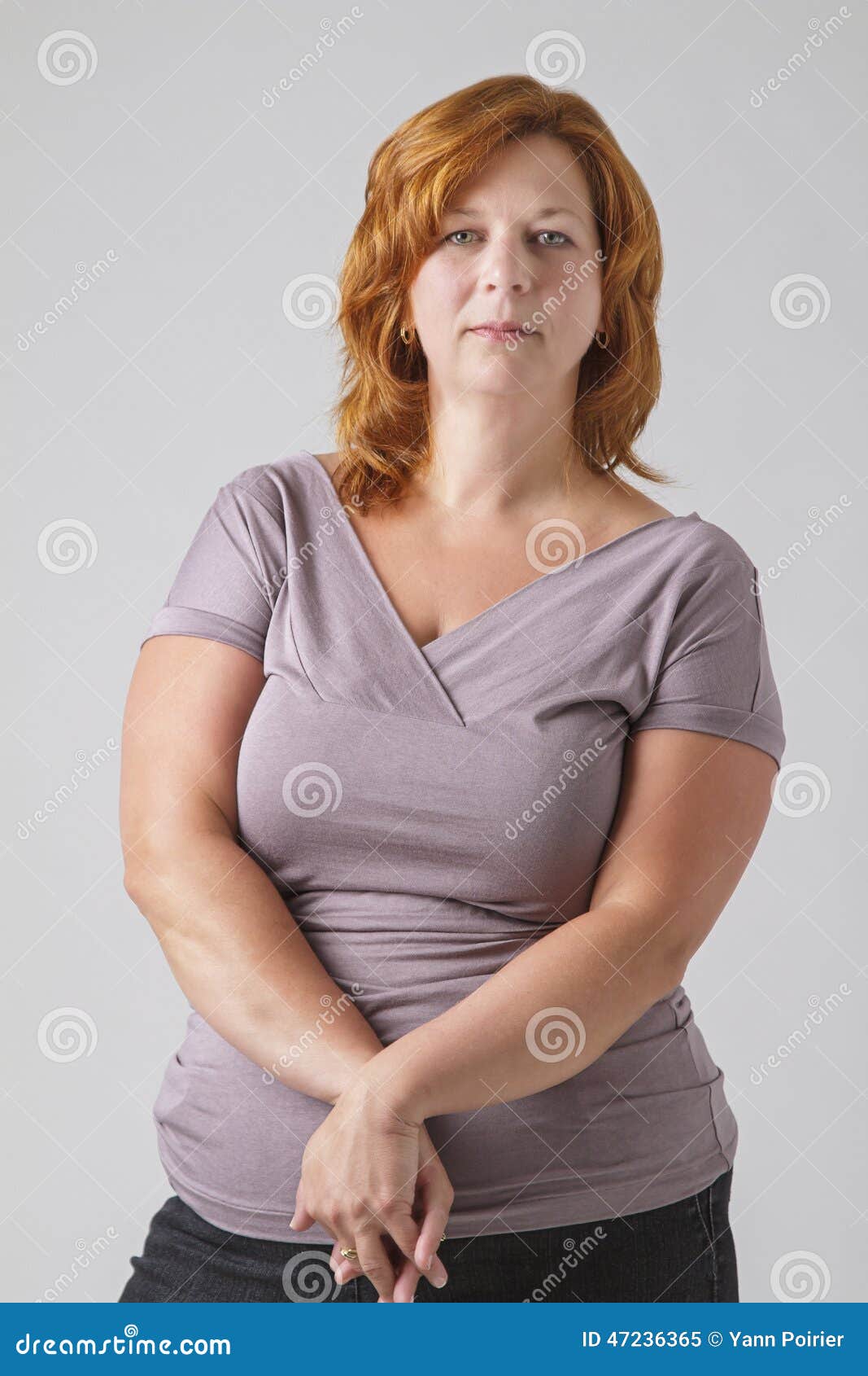 Femme ronde image stock. Image du mignon, positivité 47236365