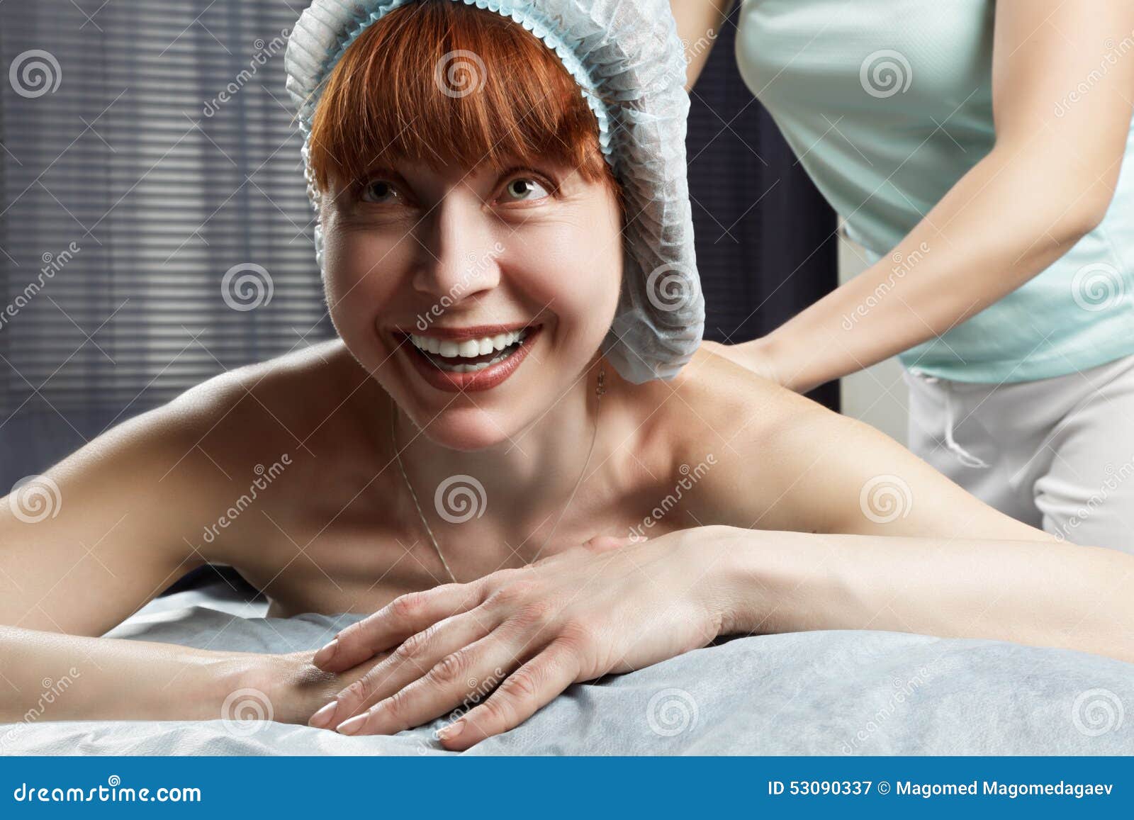 Femme Rousse Drôle Ayant Un Massage Image Stock Image Du
