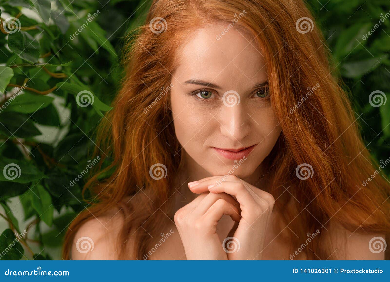 Femme Rousse Nue Sensuelle Regardant La Caméra Image stock Image du