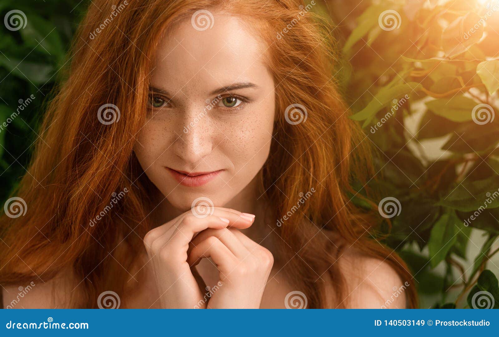 Femme Rousse Nue Sensuelle Regardant La Caméra Image Stock Image Du Pose Lames 140503149 