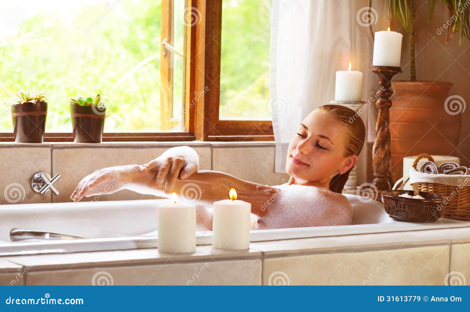 Femme Sensuelle Dans La Baignoire Image Stock Image Du Mensonge Bain