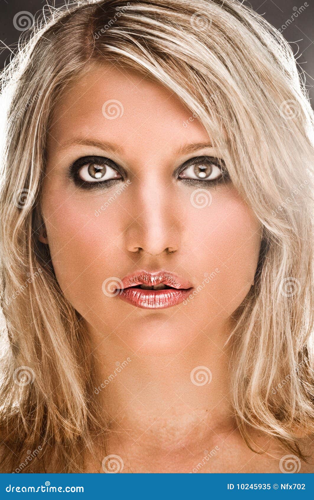 Femme Sensuelle De Verticale Blonde Image Stock Image Du Languettes