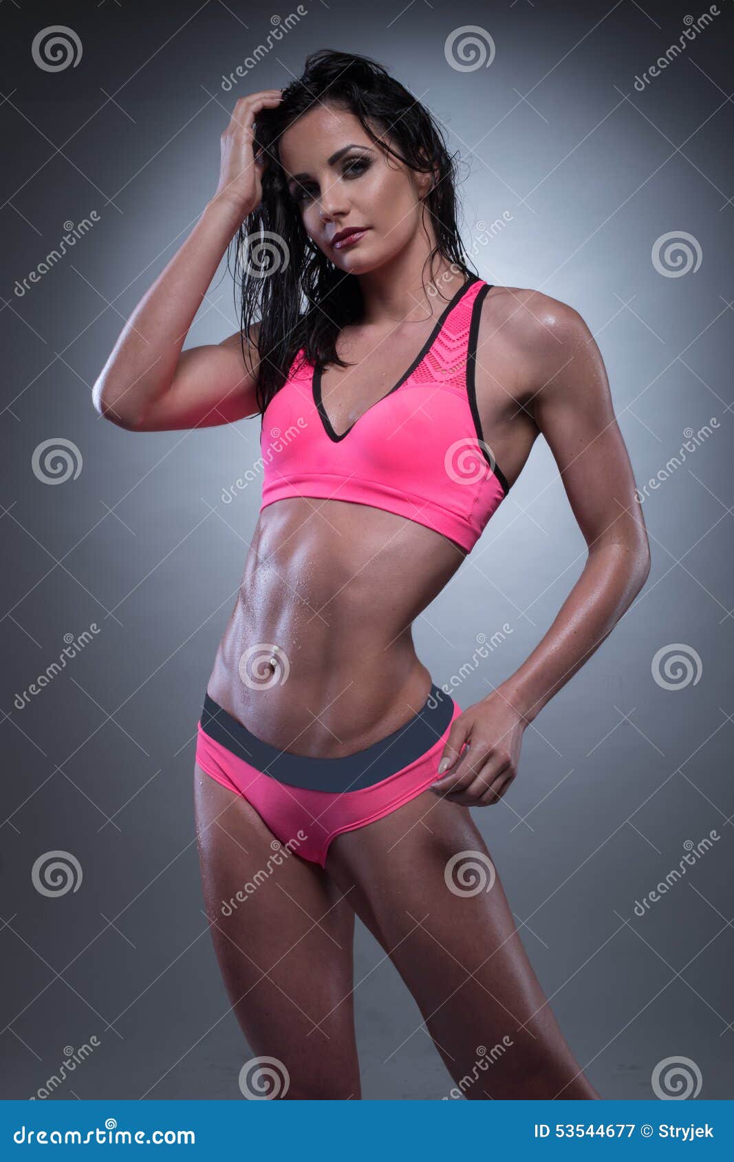Femme Sensuelle Posant Dans L Usage Sexy De Forme Physique Image Stock