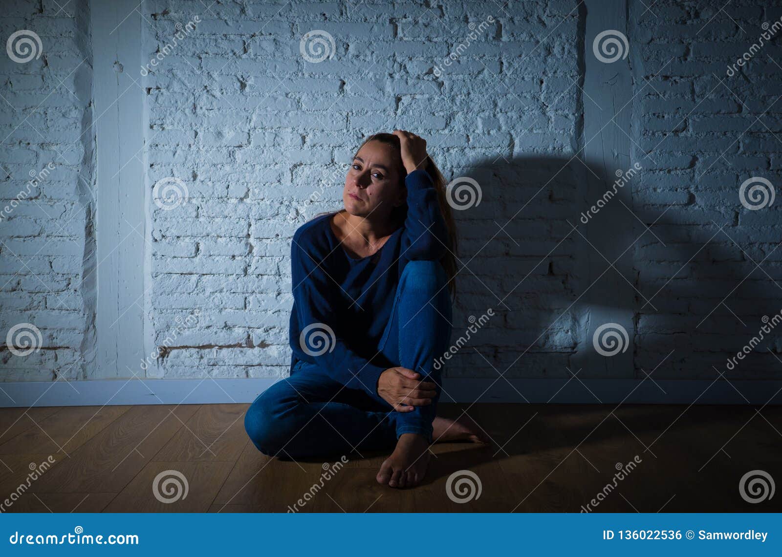 Femme Seule Triste Souffrant De La Depression Seul Se Reposant Et Desesperee Sur Le Plancher A La Maison Photo Stock Image Du Copie Verticale