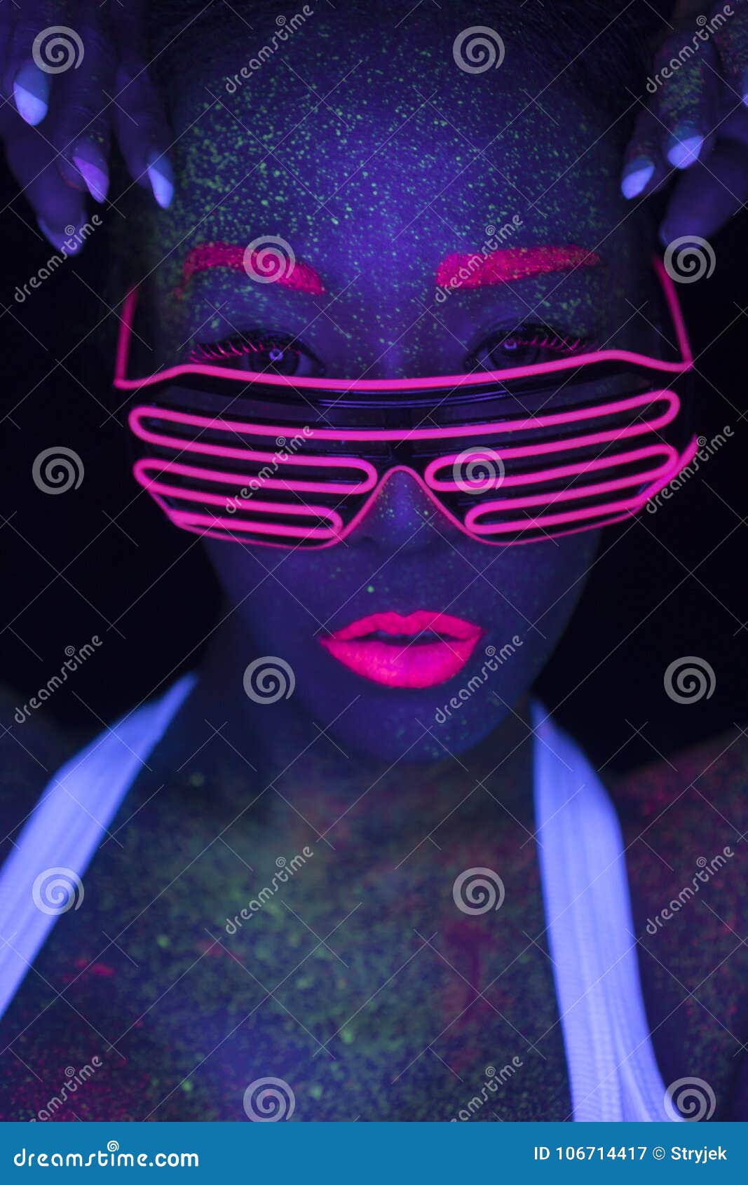 Femme Sexy Avec Le Maquillage Fluorescent UV De Visage Et De Corps