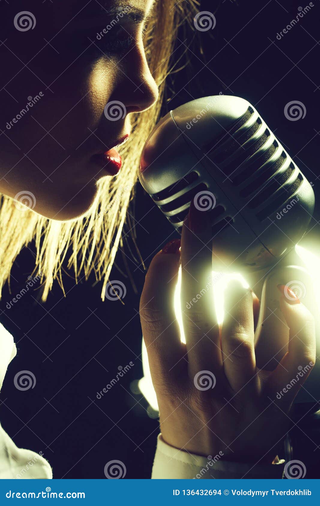 Chant De Microphone De Femme Studio Modèle De Soun De Beauté Image