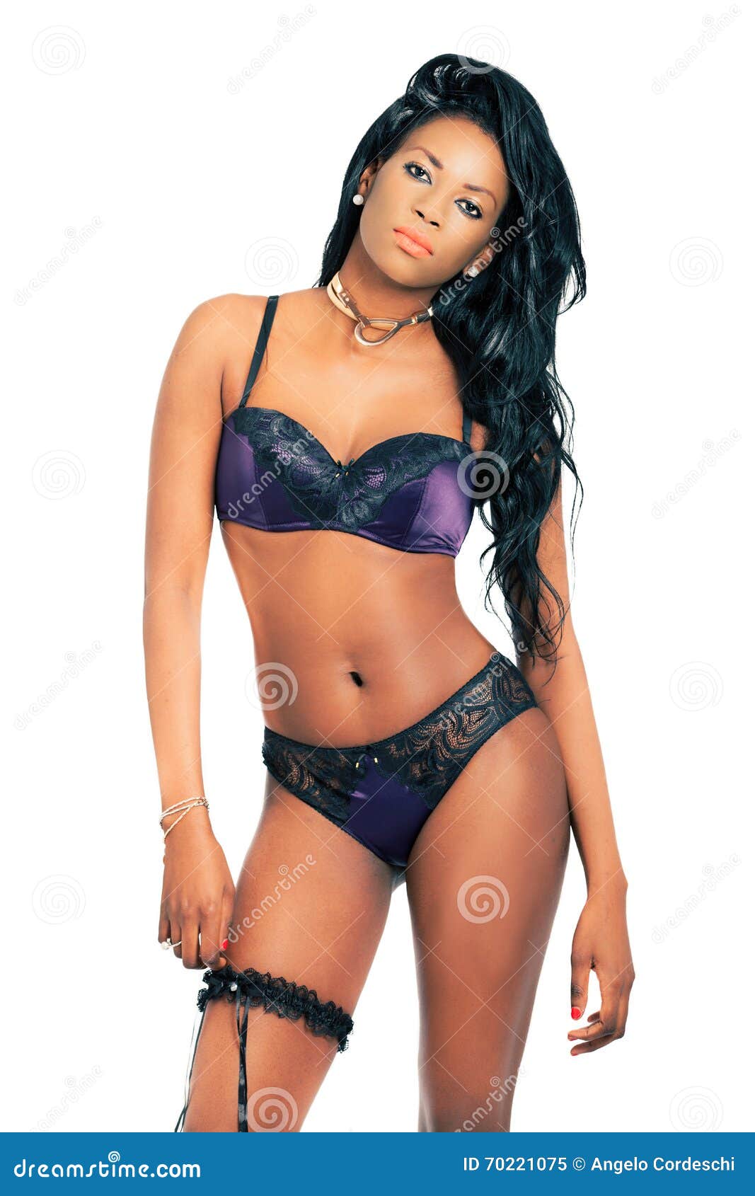 Femme Sexy Dafro Américain Dans La Lingerie Violette Noire Disolement Sur Le Blanc Image Stock 