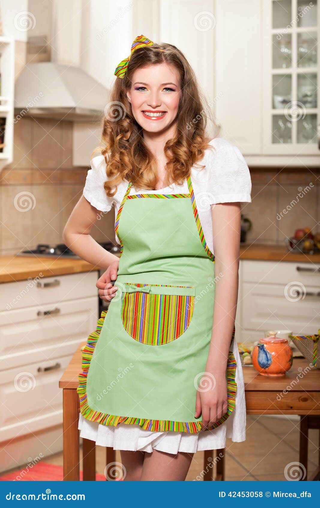 magnifique femme dans une marron tablier cuisine intérieur mode de vie  23766550 Photo de stock chez Vecteezy