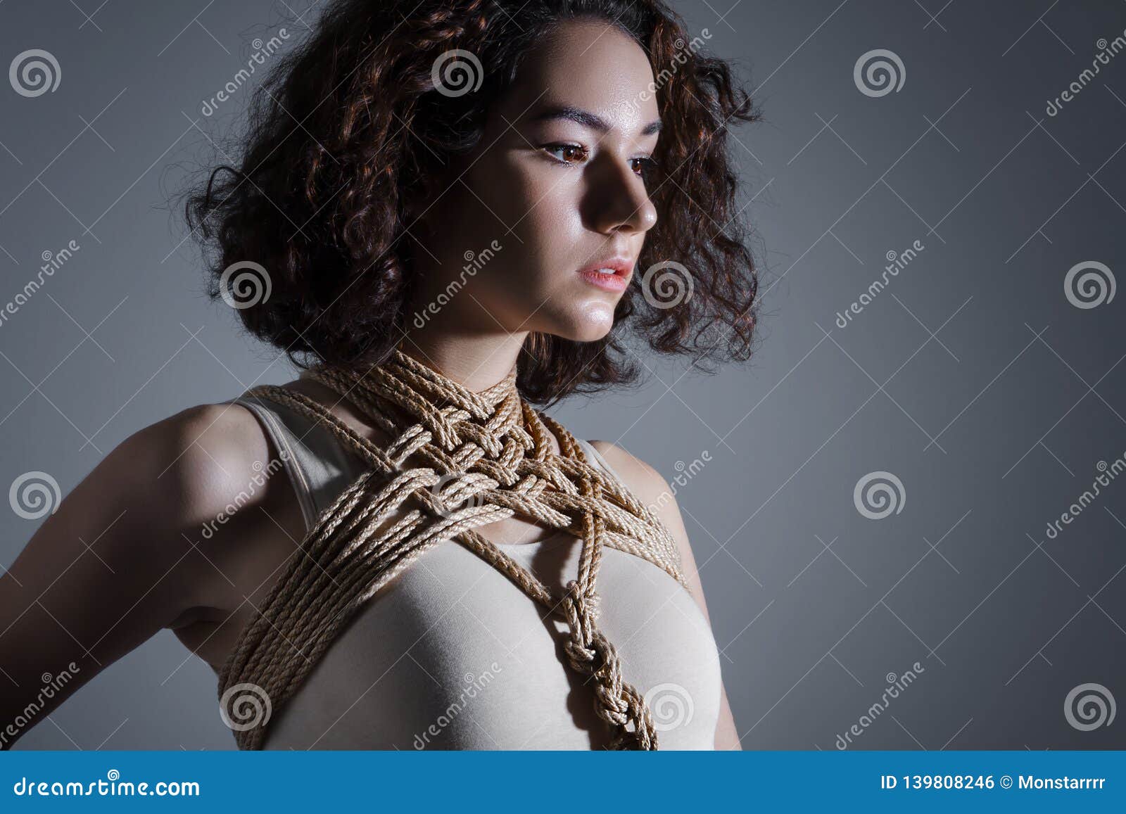 Femme Sexy Dans Le Bandage D'art Attachant Avec Le Style De Shibari De  Corde Jeu De Sexe, Bdsm Et Concept Commercial Sexuel D'esc Photo stock -  Image du sadisme, combinaison: 139808246