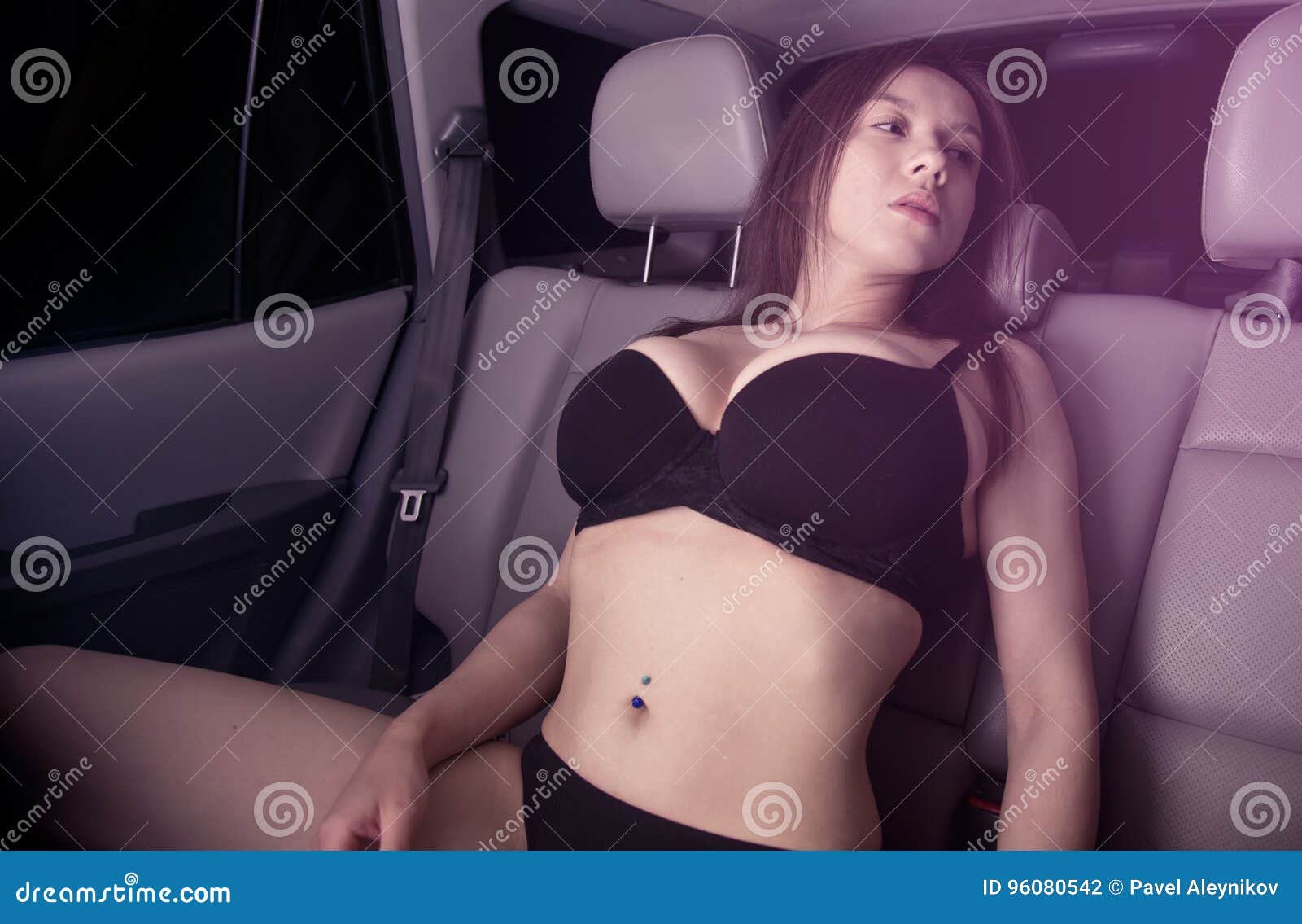 Femme nue dans une voiture