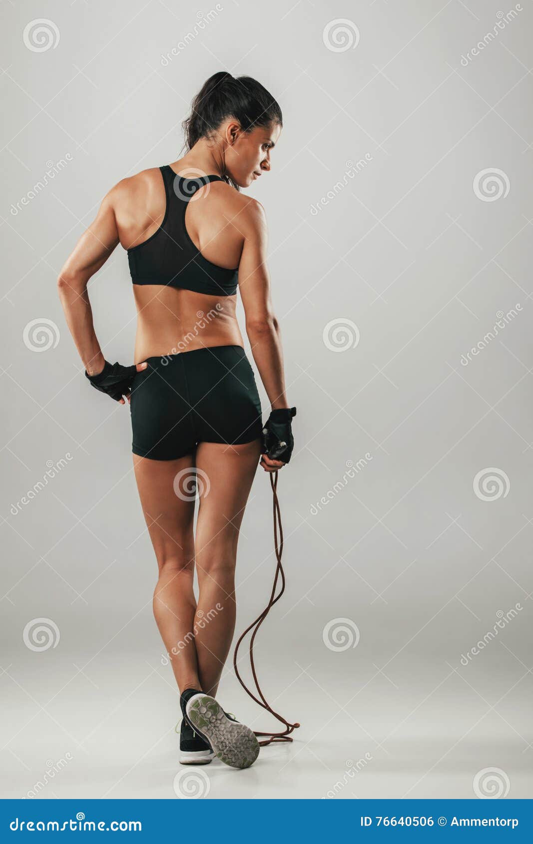 Femme Sportive En Bonne Santé Convenable Avec Une Corde à Sauter Photo  stock - Image du sain, down: 76640506