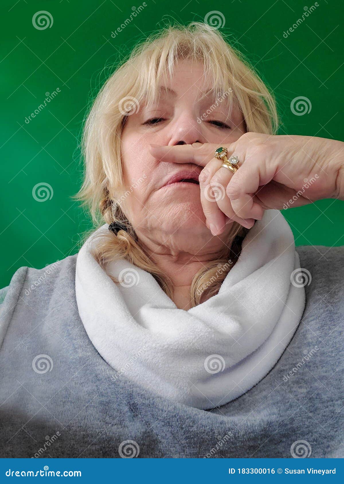 Femme Supérieure Avec Le Doigt Dans Le Nez Qui Coule Ou L'éternuement De Nez  Touchant Le Fond D'écran Vert En Difficulté De Visage Photo stock - Image  du personne, retraite: 183300016