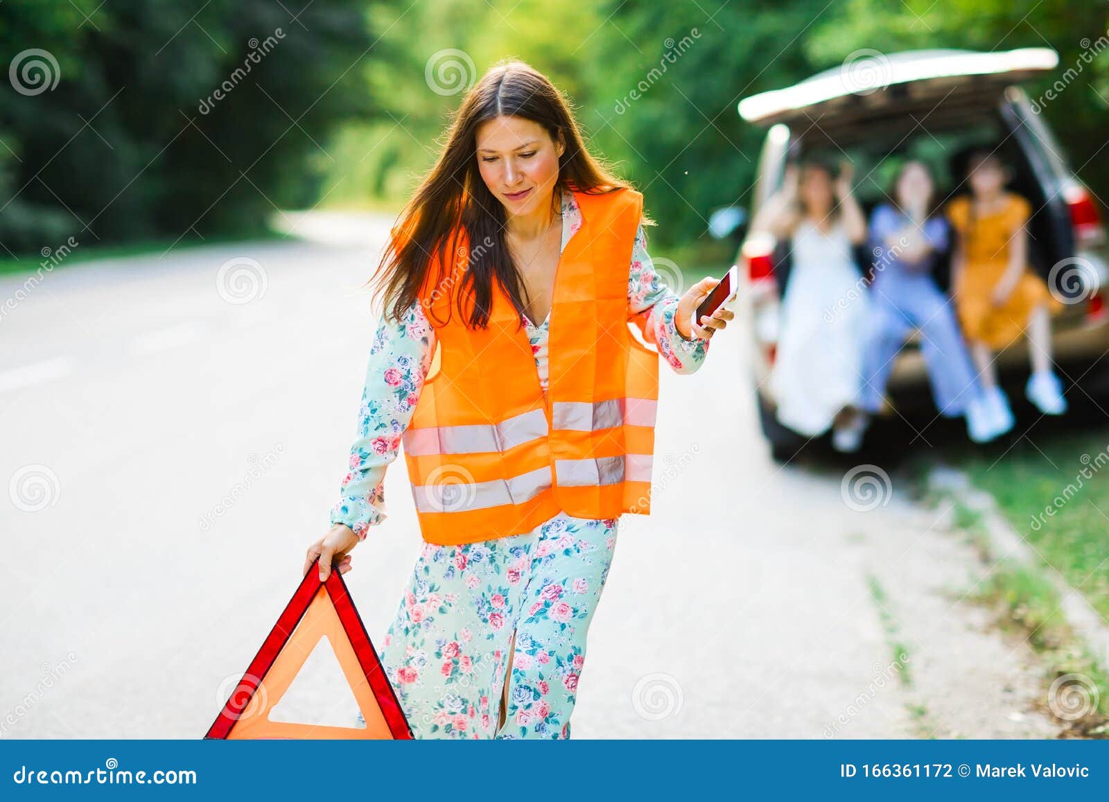 Femme Sur Le Gilet Réfléchissant Orange Créant Le Triangle De Signalisation  Rouge Photo stock - Image du signes, sauvetage: 166361172