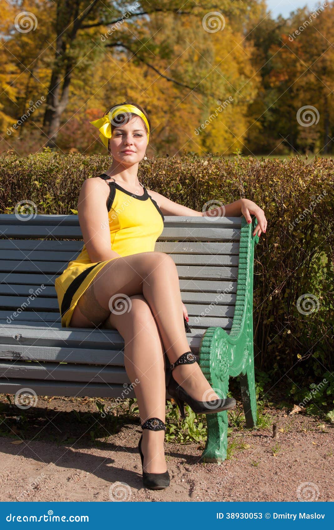 Ляшки сидя. Взрослые женщины на скамейке. Взрослая женщина на лавочке. Женщина в жёлтом платье сидит. Взрослая женщина в платье сидит.