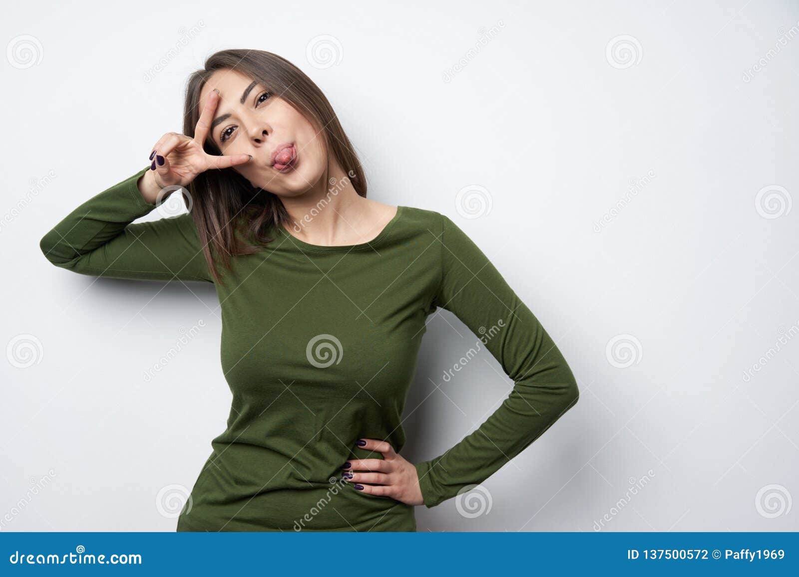 Femme Tirant Un Signe De Paix De Geste De Main Devant Son Visage Photo Stock Image Du 