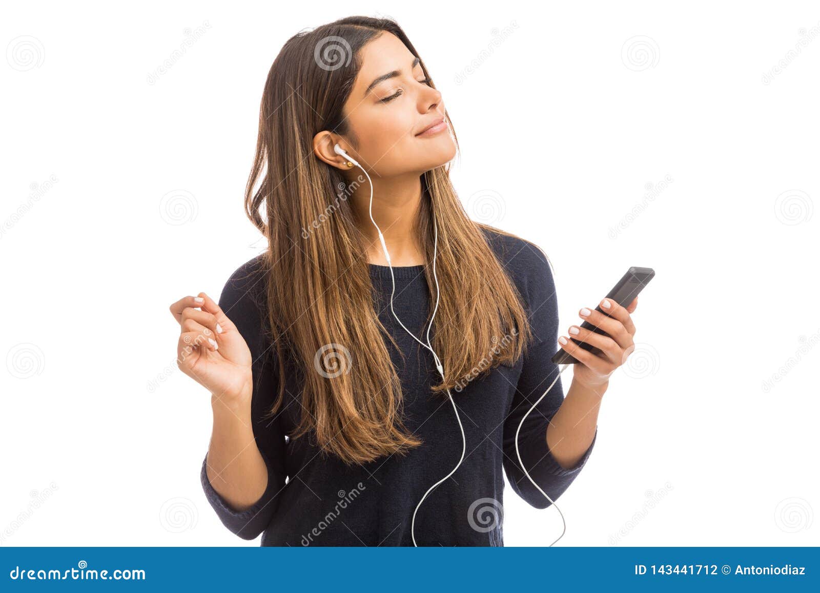 Femme Utilisant La Radio à écouter Musique Sur Smartphone Photo stock -  Image du lifestyle, mélodie: 143441712
