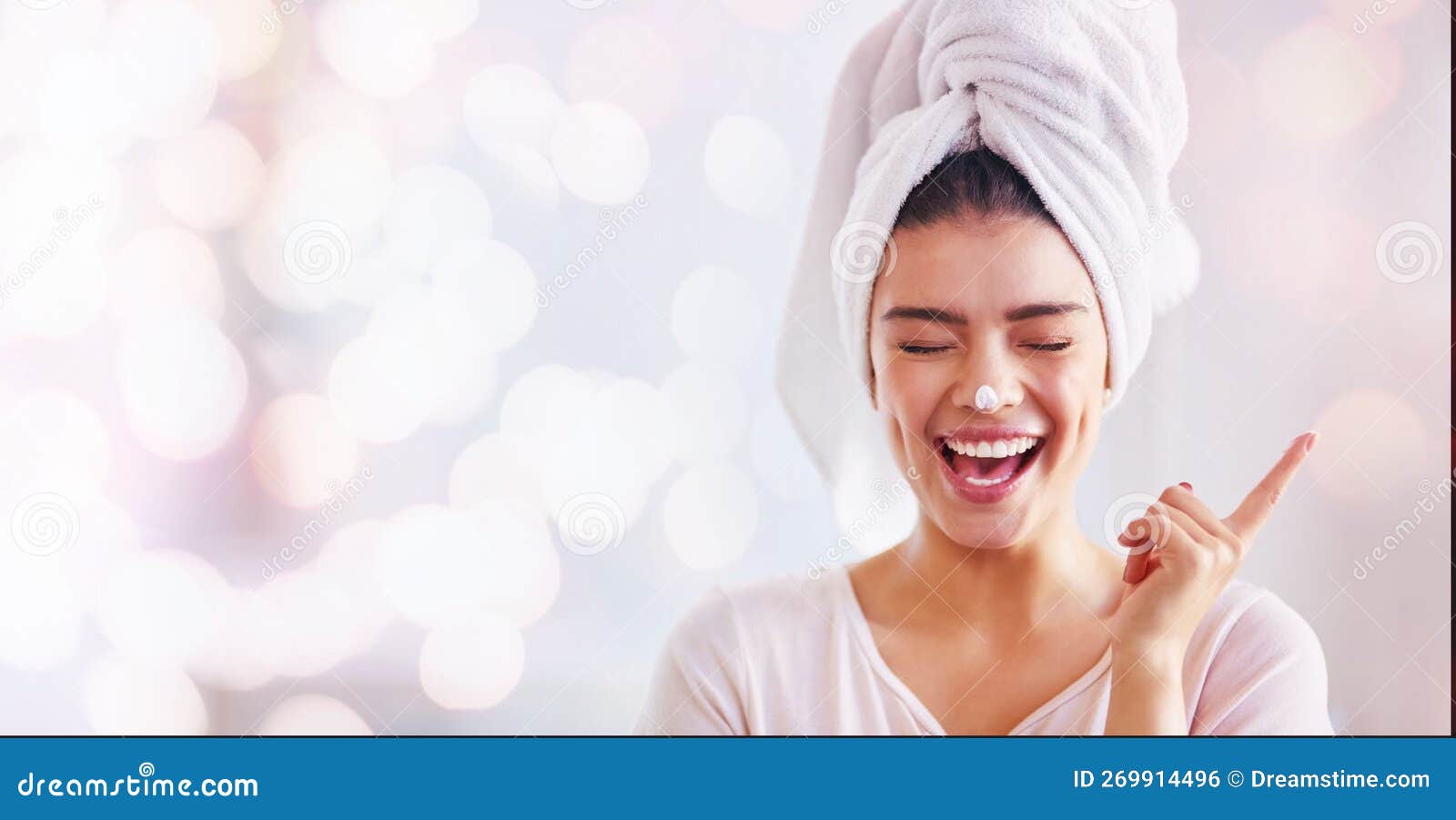 Femme Visage Crème Et Mockup Bannière Bokeh Fond Et Publicité Skincare  Produit Pour Le Bien-être. Joyeuse Serviette Féminine Photo stock - Image  du crème, gens: 269914496