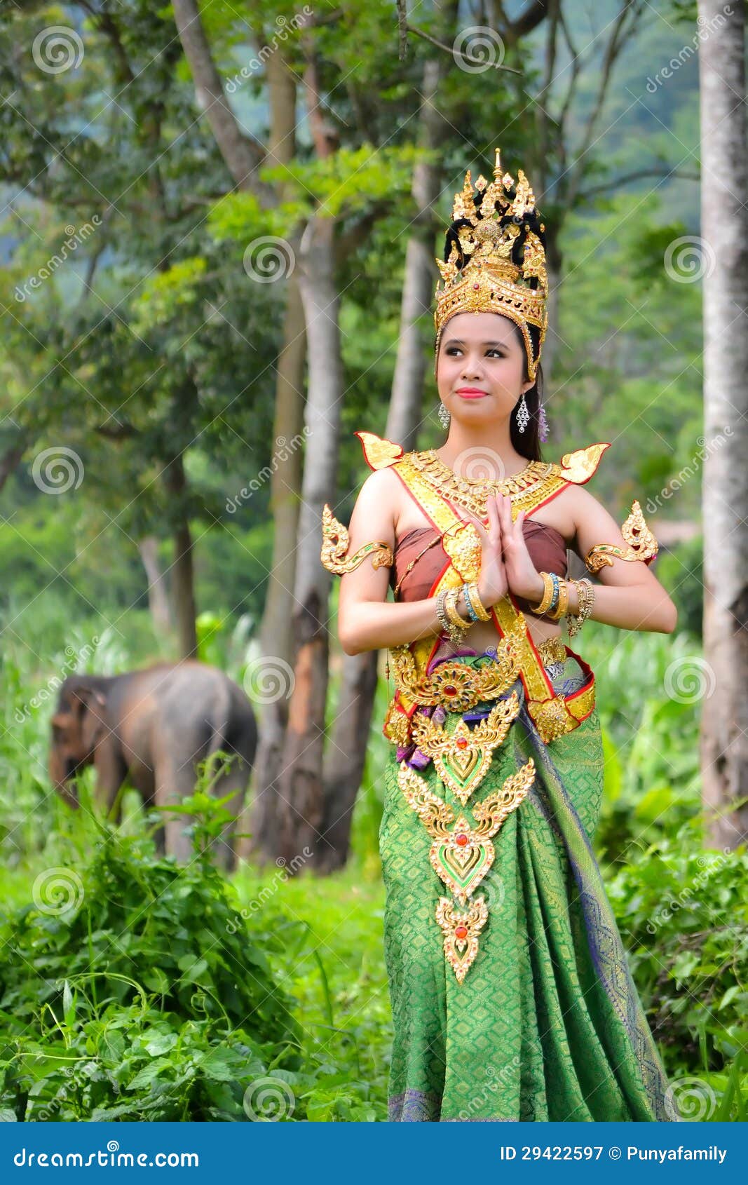 Femmes Asiatiques Dans Le Costume Traditionnel  Image  stock 