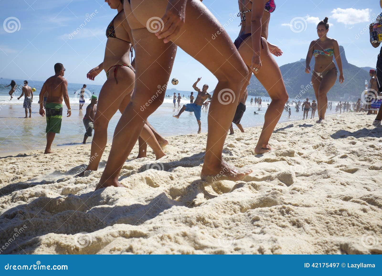 Femmes Brésiliennes En Plage Rio De Janeiro Sunset D'Ipanema De Bikinis  Photographie éditorial - Image du gens, jour: 42175497