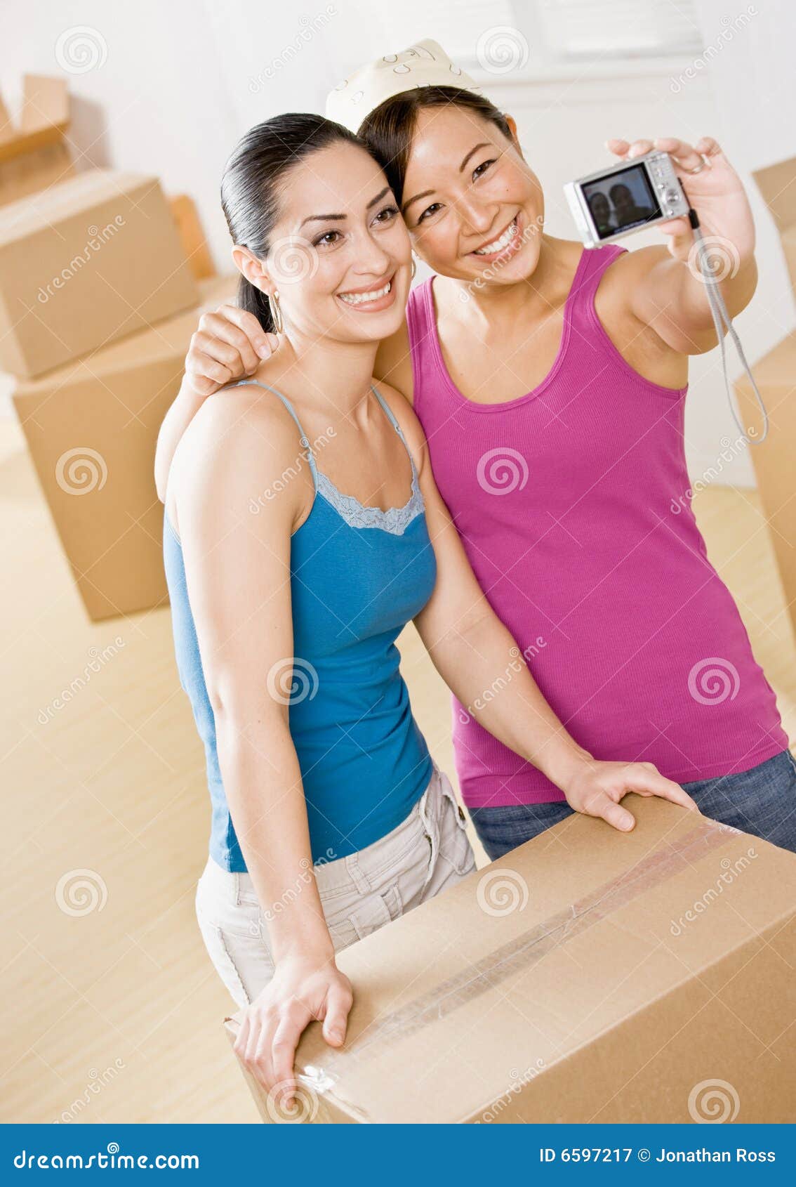 Femmes Entrant Dans La Maison Neuve Image stock Image du technologie, neuf 6597217