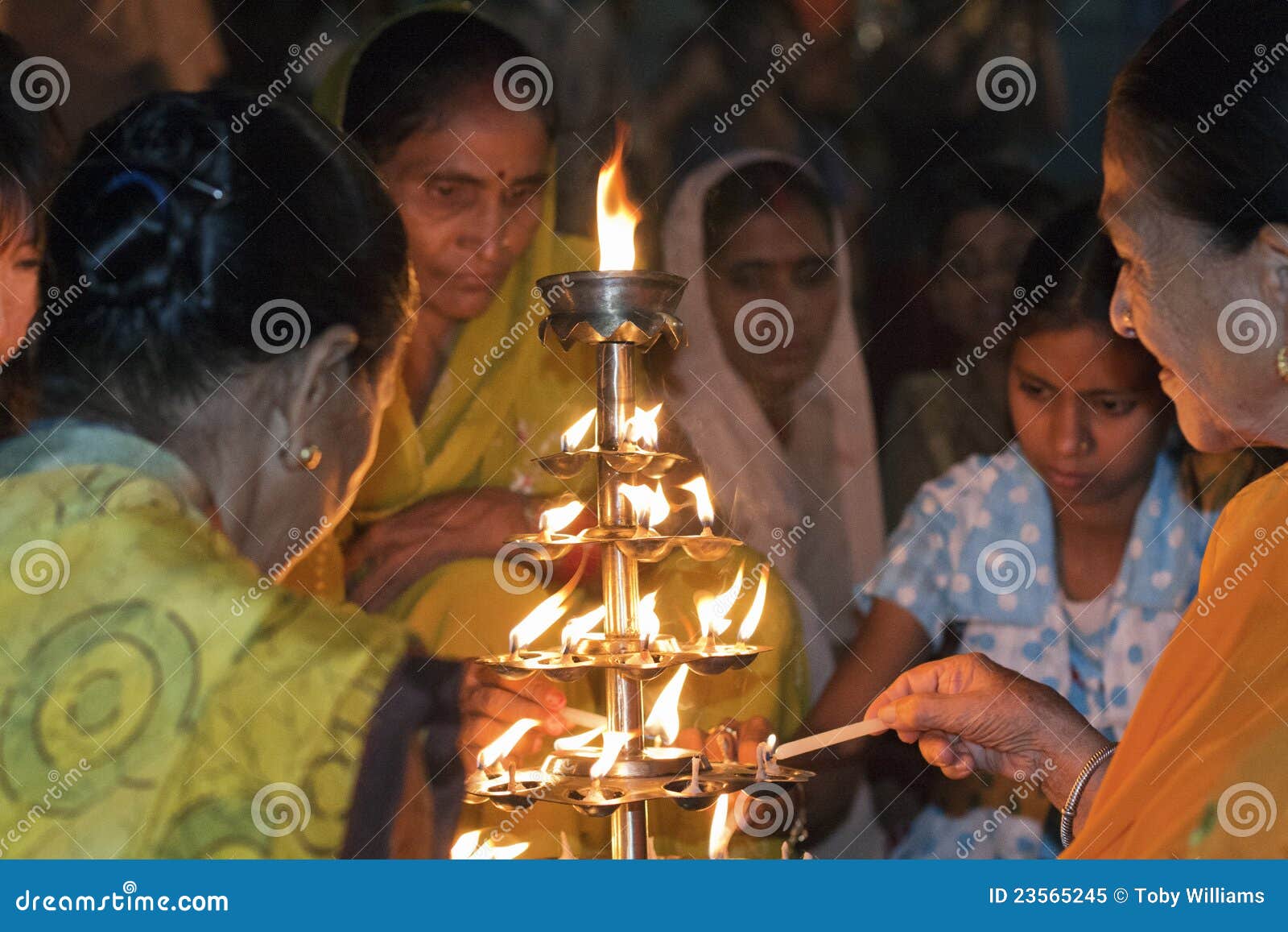 L'Inde, Varanasi, femmes indous à la cérémonie de Ganga Aarti