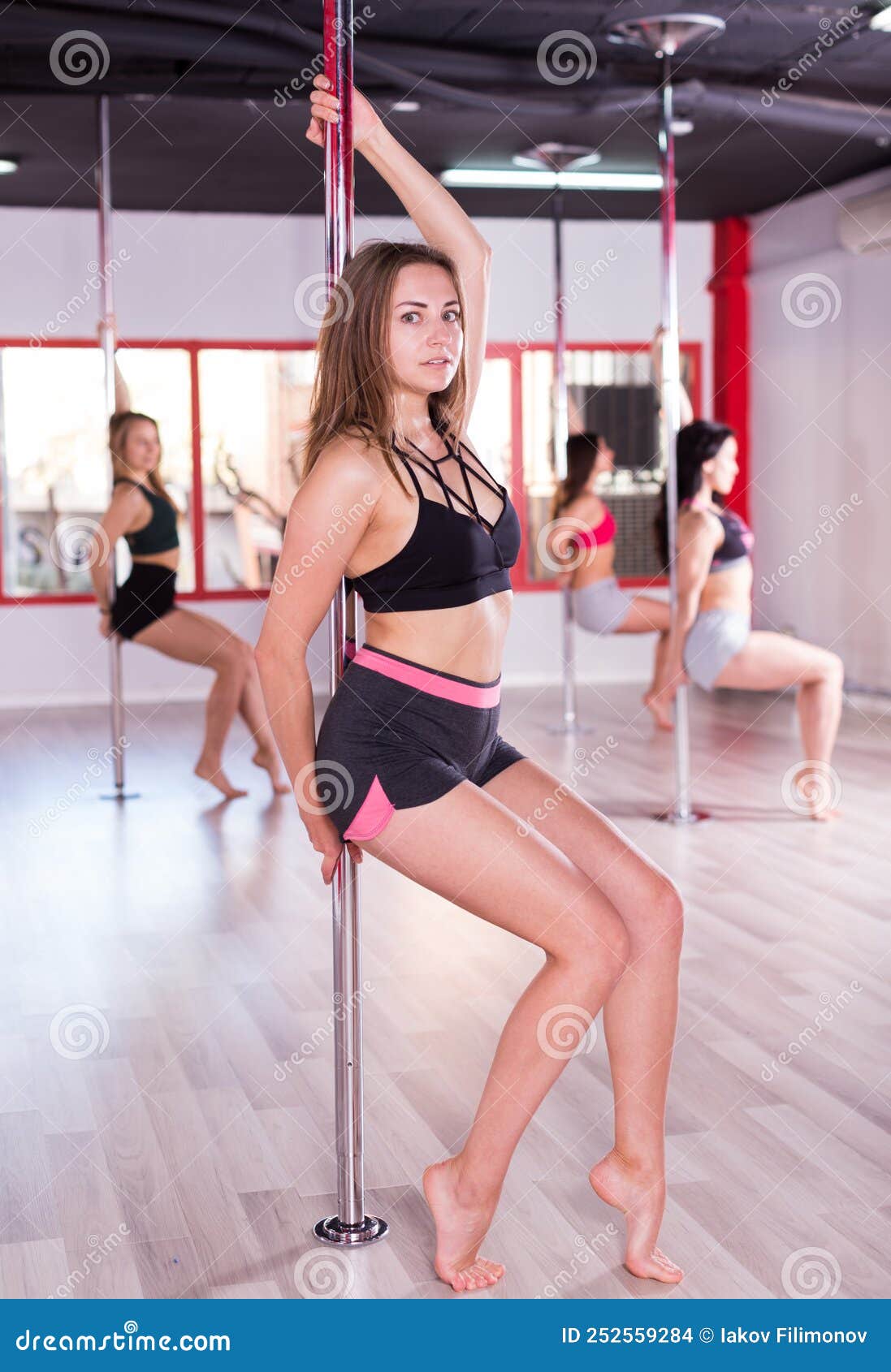 Tapis de bain Jeune femme sexy pole dance exercice sur un fond