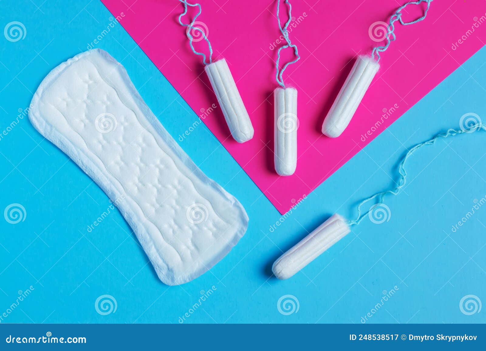 Tampon Hygiénique, Tampons Et Coupe Menstruelle Sur Fond Bleu