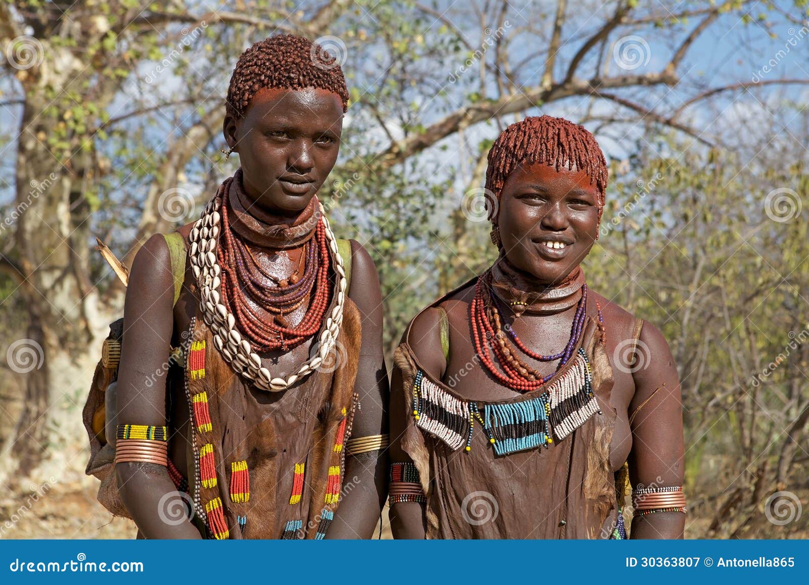 Femmes tribales africaines photographie éditorial. Image du collier -  30363807