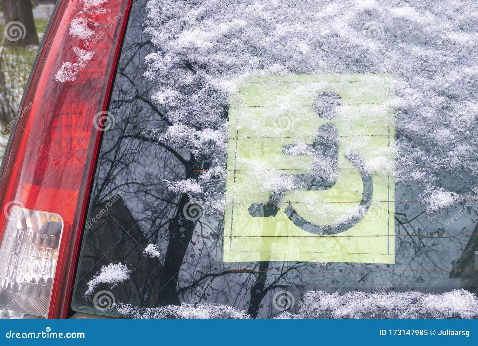 Fenêtre De Retour D'une Voiture Avec Le Panneau Jaune Handicapé