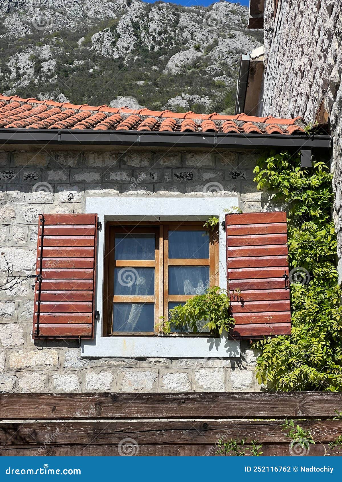 Fenêtre En Bois Avec Volets Sur La Façade En Pierre De La Maison