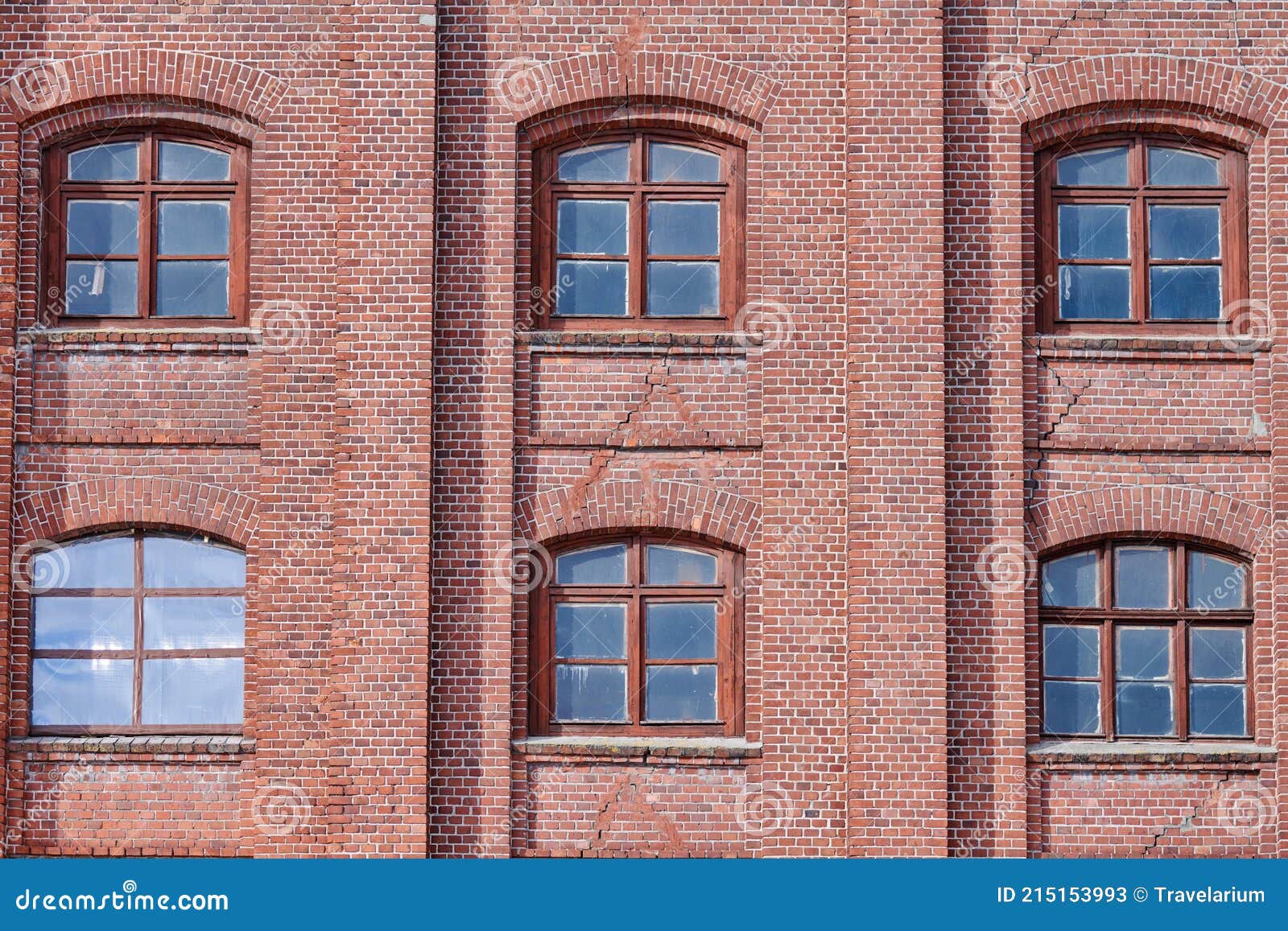 6 Fenêtres En Verre Cintré Dans Un Mur En Brique Rouge Image stock