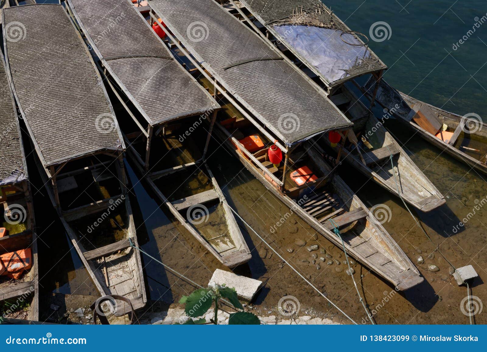 Fenghuang - barche che aspettano i passeggeri. Barche legate al pilastro, passeggeri aspettanti È stagione bassa così non che tutti sono usati