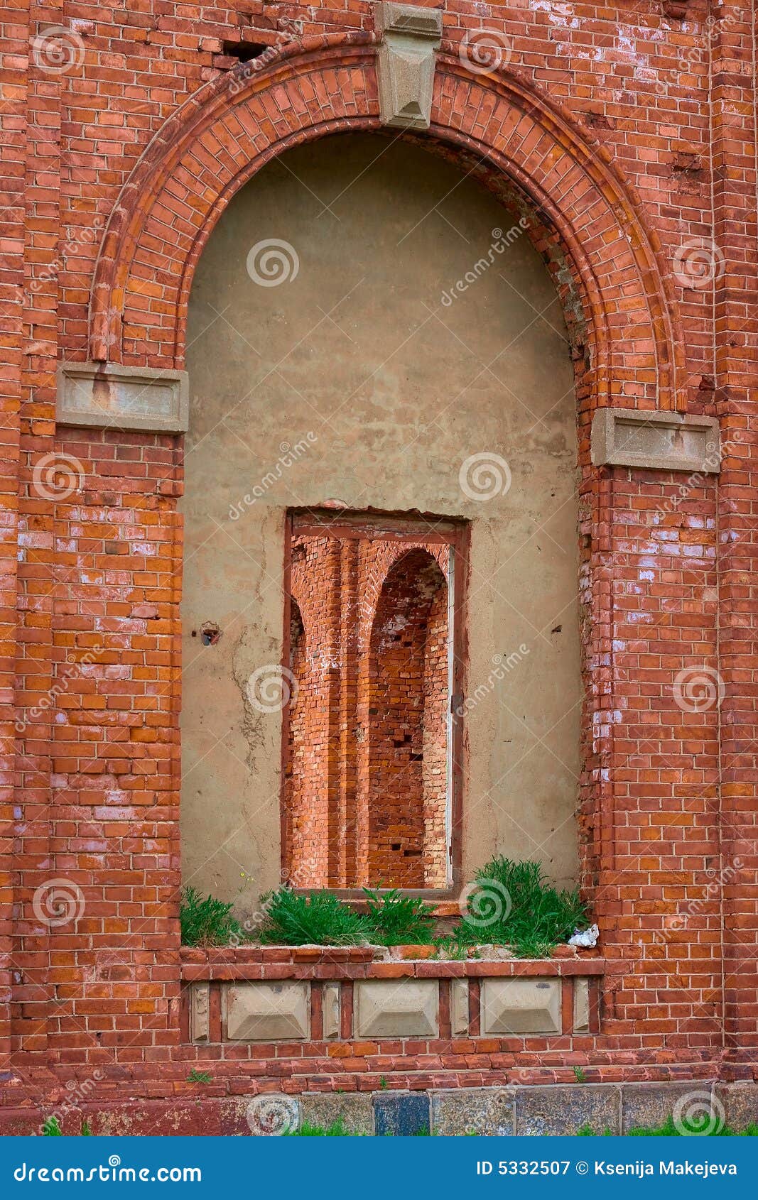 Fenster Des Roten Ziegelsteines Stockbild - Bild von bögen, überholt