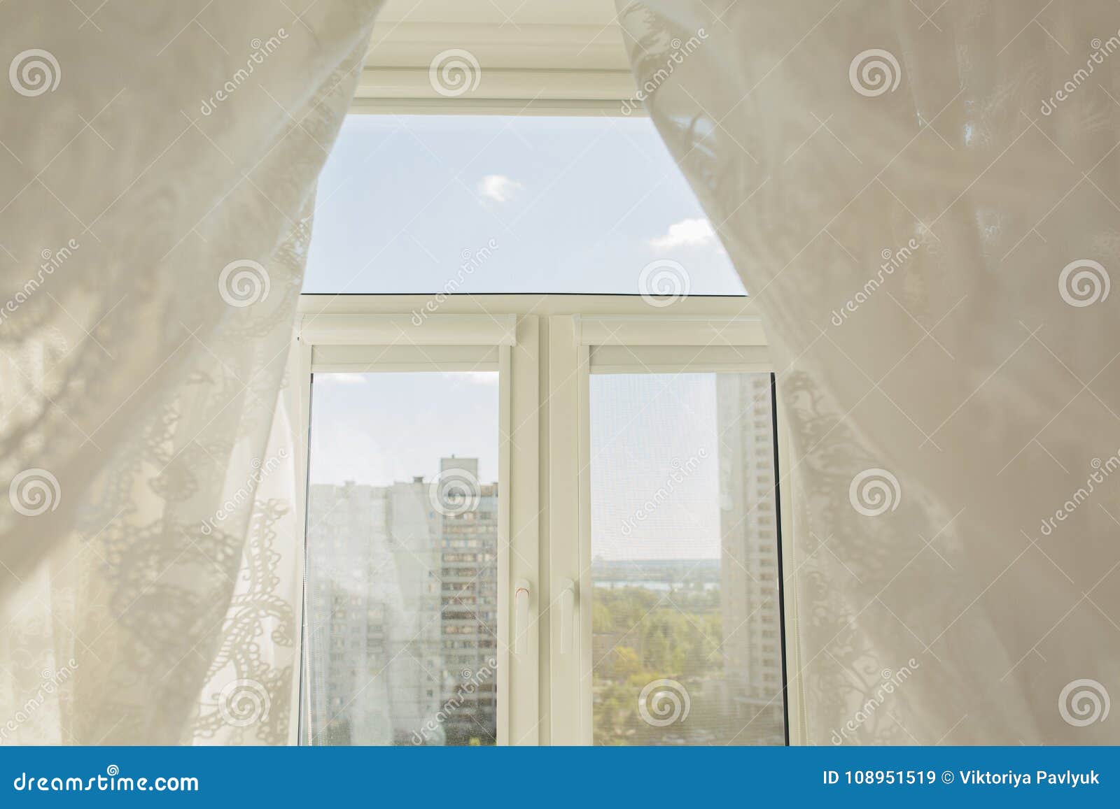 Fenster In Einem Wohnzimmer Durch Die Transparenten Tulle