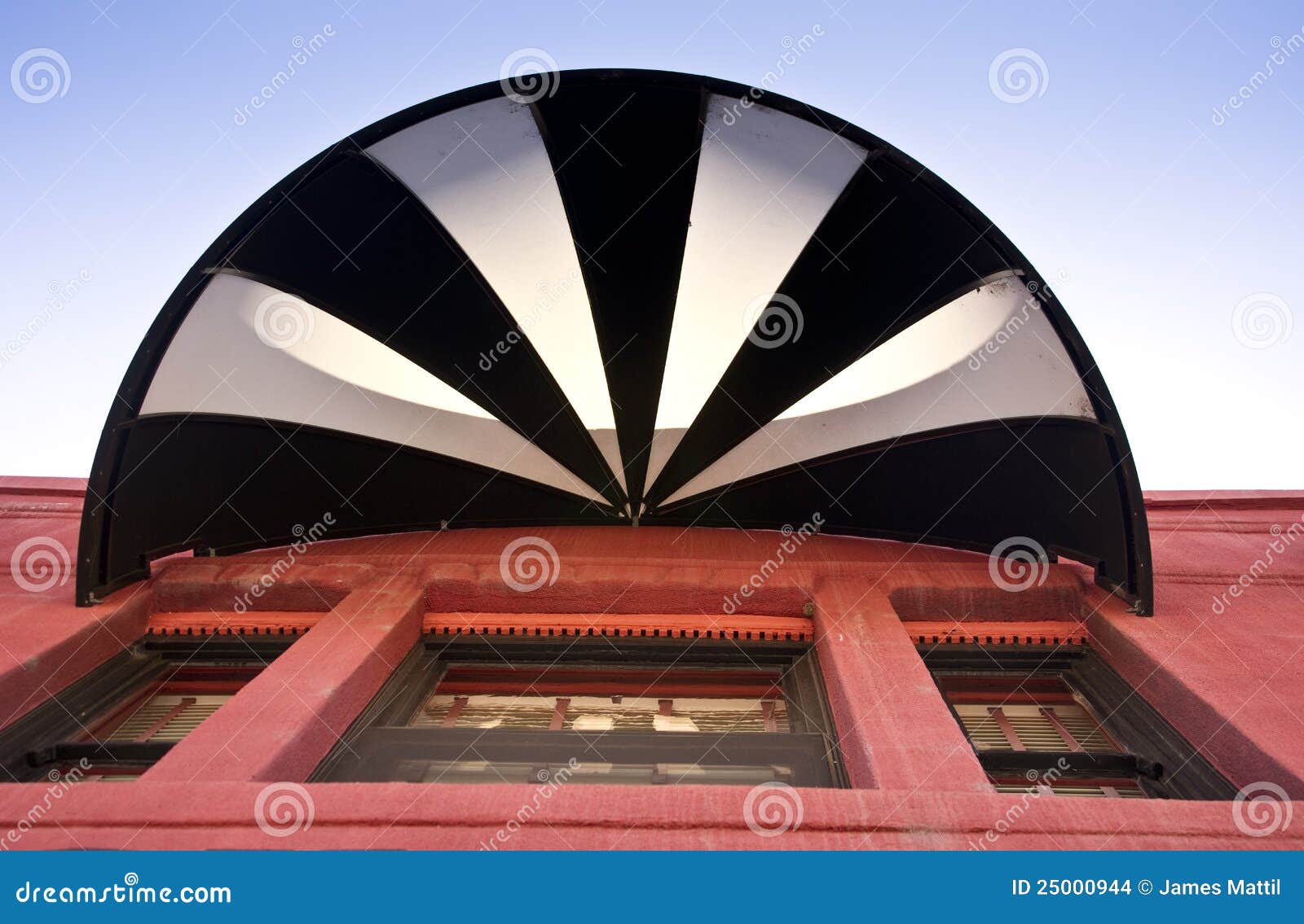 FensterMarkise stockfoto. Bild von architektonisch