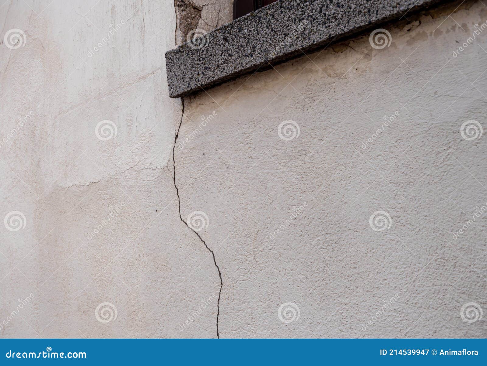 Fensterleisten-Sprungsstrukturschaden Stockbild - Bild von renovieren,  technik: 214539947