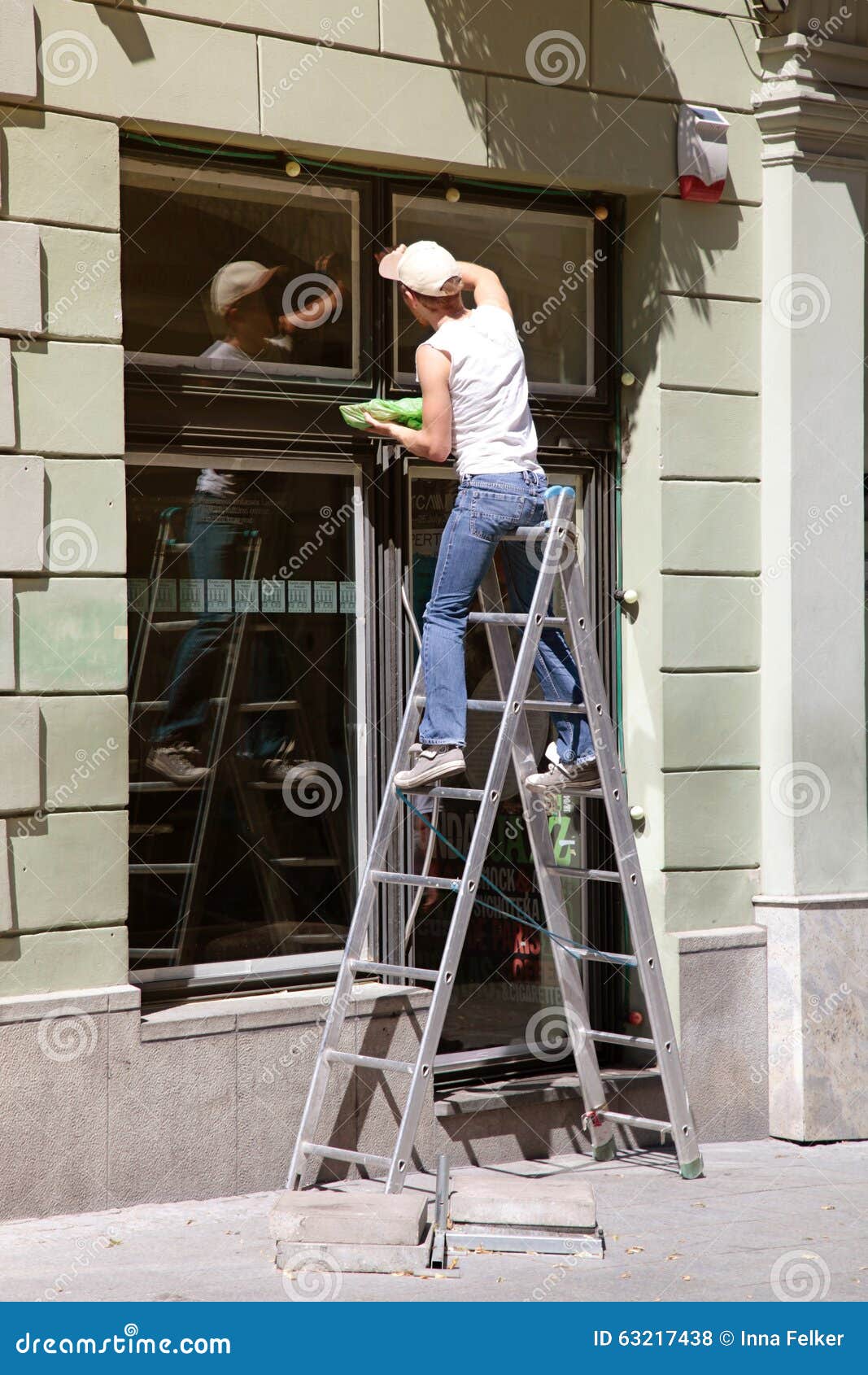 Fensterputzer, Der an Einer Leiter Arbeitet Redaktionelles Stockfoto - Bild  von reinigungsmittel, strichleiter: 63217438