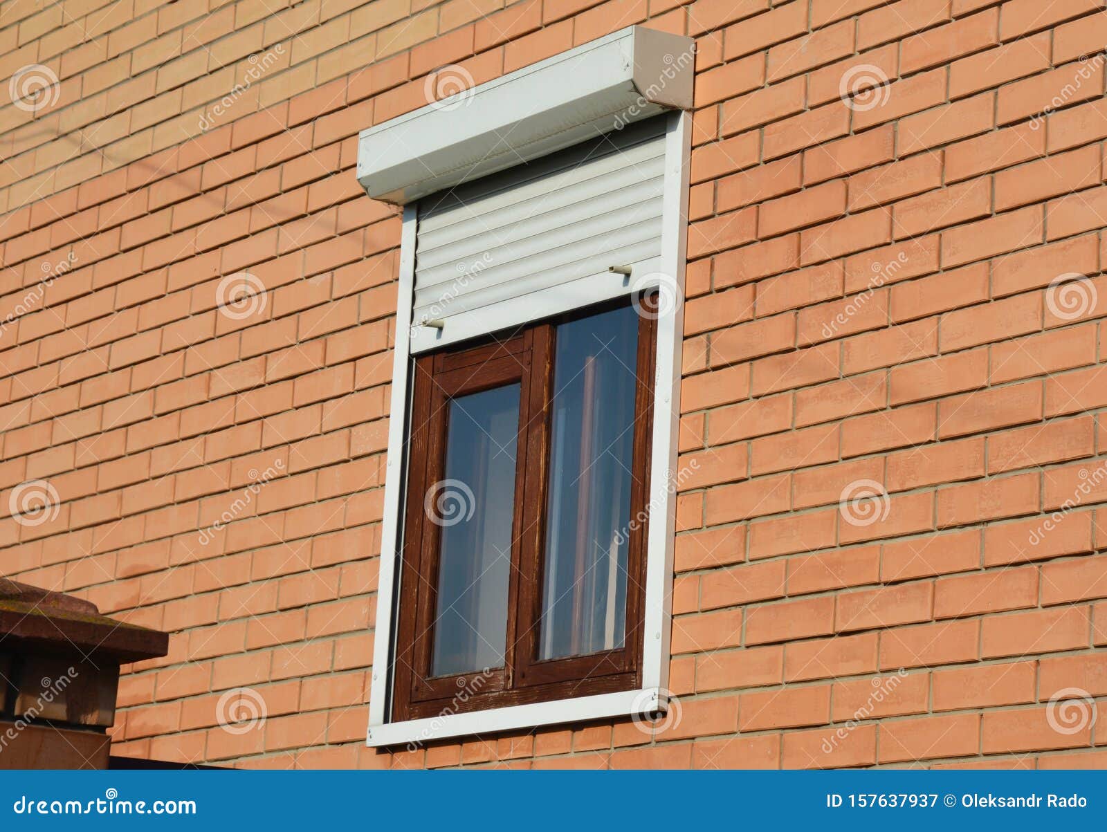 Fensterschutz Für Rollläden Backsteinhaus Mit Metallrollläden an Den  Fenstern Stockbild - Bild von schutz, auslegung: 157637937