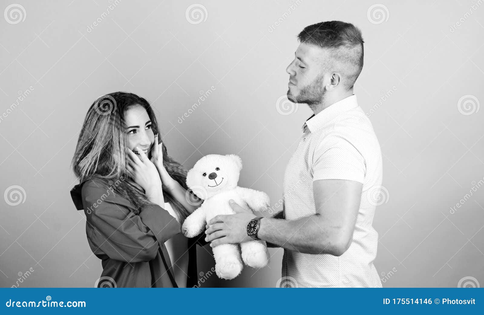 Feriado Do Dia Dos Namorados. Surpresa Para a Querida. Presente De Ursinho De Pelúcia. Conceito De Presente Surpresa. Surpreendent Foto de Stock - Imagem de feliz, menina: 175514146 Feriado Do Dia Dos Namorados. Surpresa Para a Querida. Presente De Ursinho De Pelúcia. Conceito De Presente Surpresa. Surpreendent Foto de Stock - Imagem de feliz, menina: 175514146